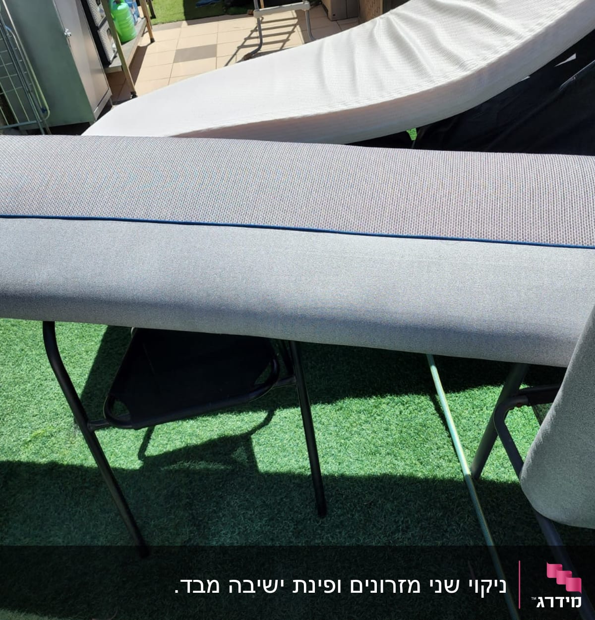 כריות ספה אפורות מונחות לייבוש על שולחן בחוץ